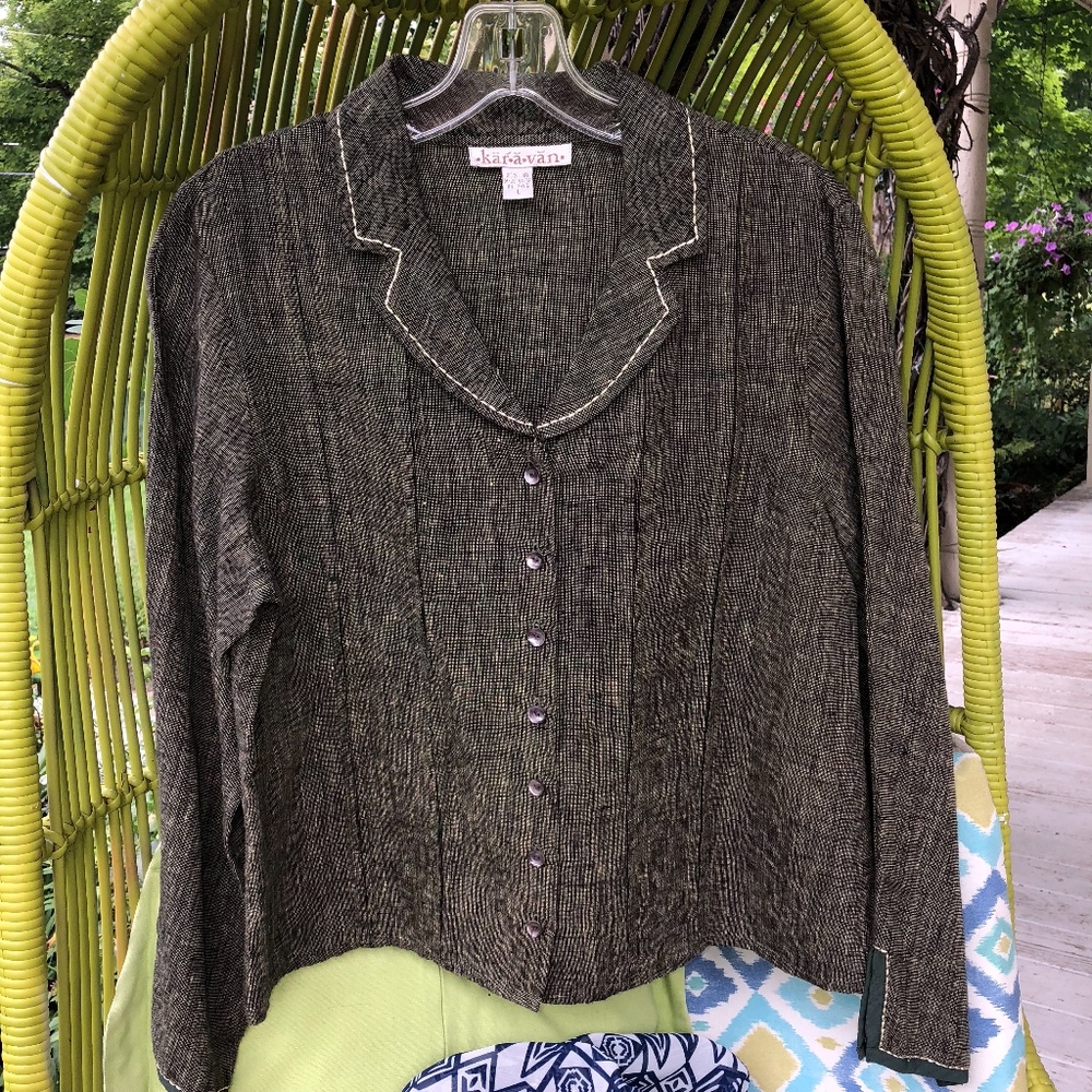 KARAVAN linen pleated boxy fit button top - Picture 4 of 6